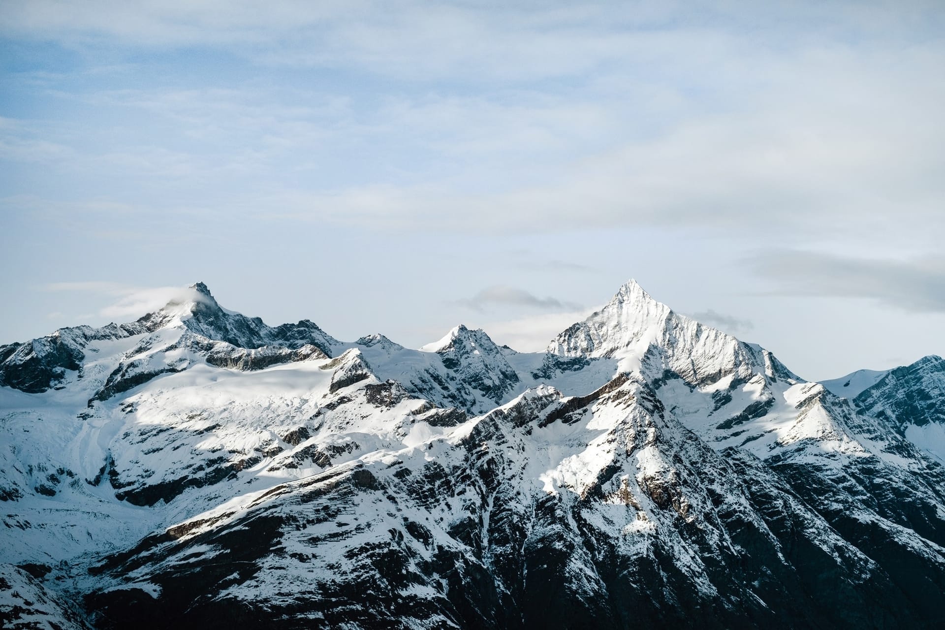 Cresta rocciosa con cime innevate