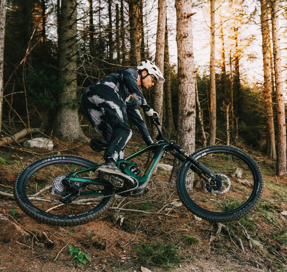 Ciclista di mountain bike nel bosco