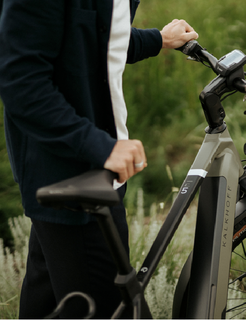 Person entfernt eine Batterie seitlich aus dem Unterrohr eines E-Bikes.