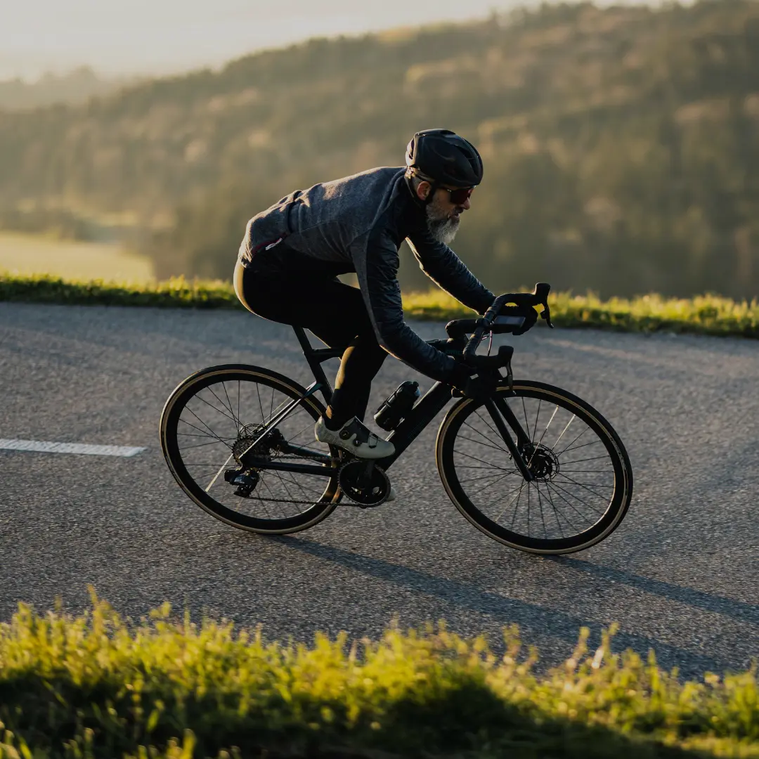Rennradfahrer auf einer Abfahrt in den Bergen