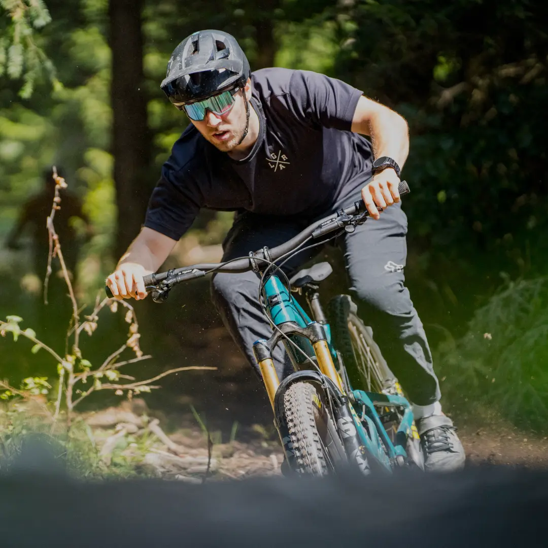 Fahrer auf einem MTB im Gelände